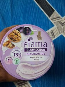 Fiama Body Scrub with Niacinamide
