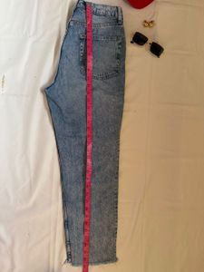 H&amp;M Blue Jeans Size 28