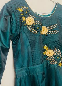 Elegant Green Embroidered Kurta 🌈