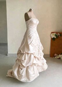 Elegant Strapless Bridal Gown