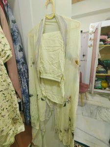 Elegant Yellow Floral Suite