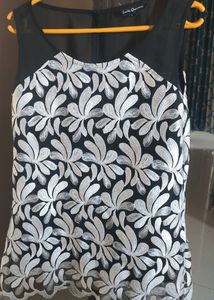 Latin Quarters Women black and white regular top