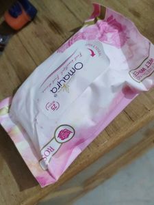 Rose scented wet wipes for face and body