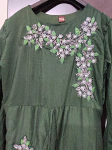Elegant Green Kurta with Floral Embroidery and pat