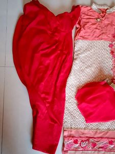 Beautiful Peach And Red Suite Salvar