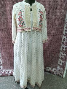 Elegant Floral Embroidered Kurta Set