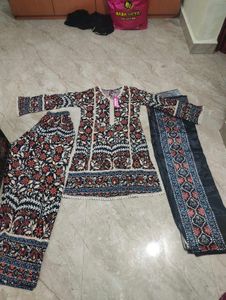 Pakistani Elegant Floral Print Kurta Set with Dupa