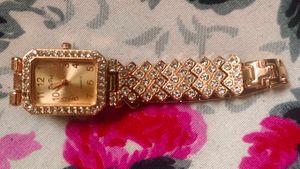 Elegant Rose Gold Women’s Watch with Crystal Detai