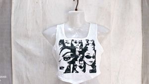 20286. Graphic Print Crop Tank Top