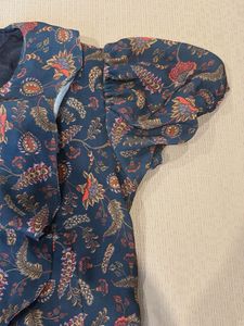 Beautiful multi color top with short sleeves