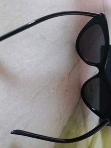 Chic Black Cat-Eye Sunglasses