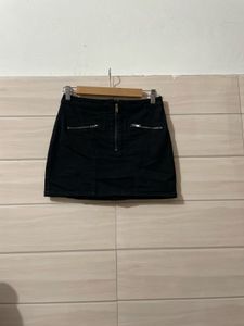 H&amp;M Chic Black Mini Skirt with Zippers