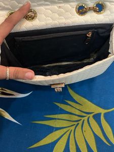 Elegant Shoulder Bag with Chain Strap