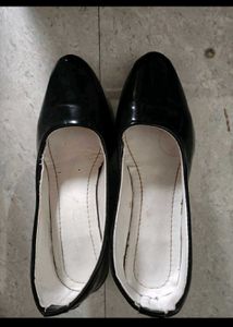 combo of black ballets and menstrual cup
