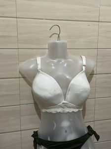 40C GINA Benotti White Lace Trim Bra