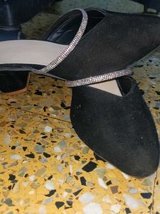 black velvet stone heels 👠