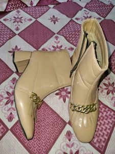 Stylish Beige Ankle Boots with Gold Chain