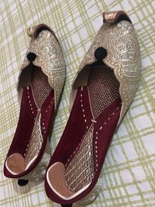 Embroidered Juttis for women