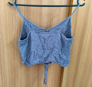 🏖️ Lulus blue tie-front crop top