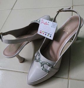 Elegant Slingback Heels with Crystal Embellishment