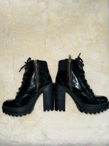 CATWALK Glossy Lace-Up Heeled Boots