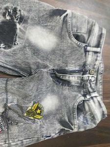 Stylish Distressed Jeans with Patches