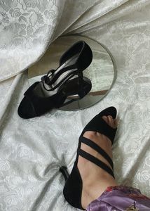 Black Strap Heels 🖤🪞