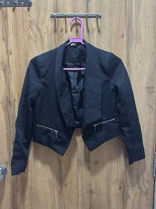 Chic Black Cropped Blazer