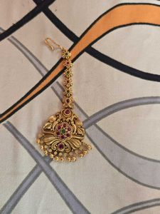 Gold-toned Maang Tikka