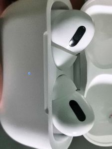 White Wireless Earbud Charging Case &amp; Cable