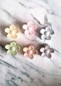 Cute Flower Hair Claw Clips (Set of 6)