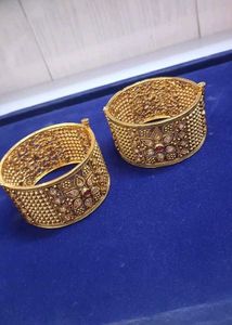 Exquisite Gold Bangle with Stones