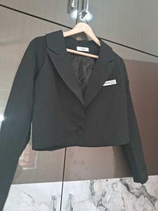 Chic Cropped Black Blazer