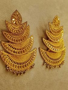 2PAIR GOLDEN AND MAROON WHITE STONE ESR STUDS