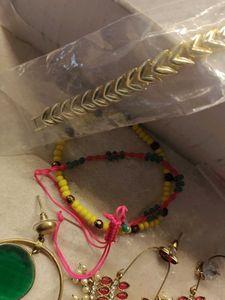 EAR, HAIR AND HAND ACCESSORIES
