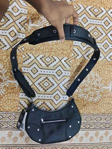 h&amp;m black sling bag