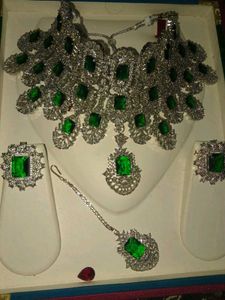 Stunning Emerald &amp; Diamond Jewellery Set
