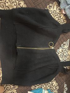 Chic Black Zipper Crop Top