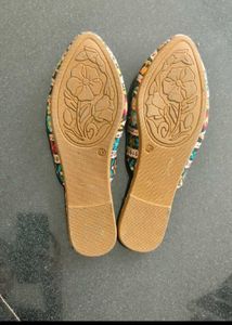 Floral Embroidered Juttis