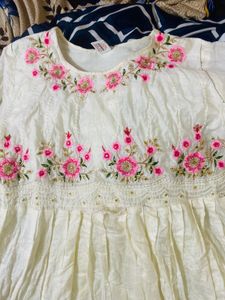 Elegant Floral Embroidered Kurta