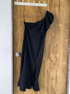 Chic Black One-Shoulder Ruffle Dress