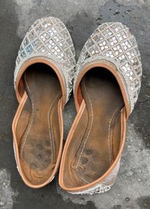 Embellished Juttis/Mojaris