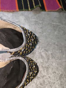 Embroidered Ethnic Style Juttis