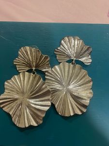 Elegant Leaf Design Dangle Earrings