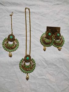 Elegant Green Stone Jewellery Set