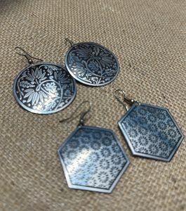 2 Pairs Of Earings