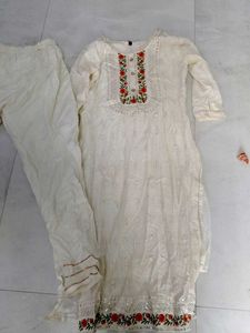 Elegant White Kurta Set with Floral Embroidery