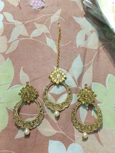 Stunning Gold Toned Maang Tikka & Earrings Set