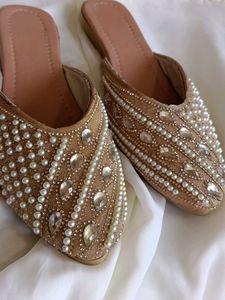 Pearl Embellished falt sandals🦪
