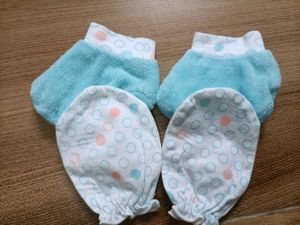 NEW MITTENS AND BOOTIES SET
